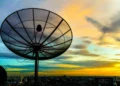 Antena parabólica digital no Brasil conectando famílias do CadÚnico ao futuro da informação.