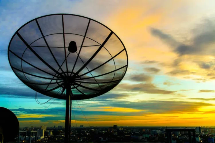 Antena parabólica digital no Brasil conectando famílias do CadÚnico ao futuro da informação.