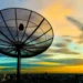Antena parabólica digital no Brasil conectando famílias do CadÚnico ao futuro da informação.