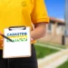 Pessoa segurando um clip board com o logo do CadÚnico, destacando a oportunidade de capacitação profissional para jovens inscritos