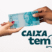 Pessoa recebendo nota de 100 reais com logo do Caixa Tem