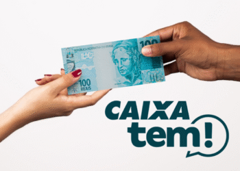Duas pessoas trocando nota de 100 reais com logo do Caixa Tem, representando pagamento de benefícios.