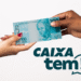 Duas pessoas trocando nota de 100 reais com logo do Caixa Tem, representando pagamento de benefícios.