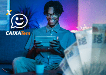 Homem sorrindo e usando um tablet, com o logo Caixa Tem, representando o auxílio-gás de R$ 108 disponível via Pix.