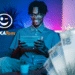 Homem sorrindo e usando um tablet, com o logo Caixa Tem, representando o auxílio-gás de R$ 108 disponível via Pix.