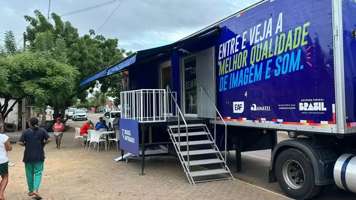 Caravana Brasil Antenado: Unidade móvel com acesso a serviços de inclusão digital.