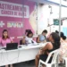 Mulheres sendo atendidas na carreta da mamografia, com equipe de profissionais realizando o rastreamento do câncer de mama.