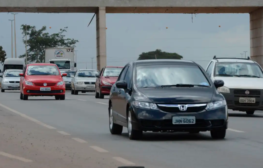 Carros em movimento em avenida de Palmas-TO.