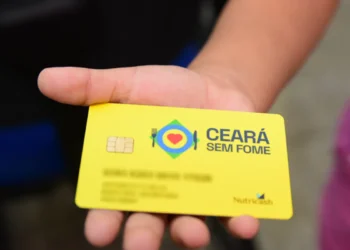 Cartão do programa Ceará Sem Fome, com logo e informações visíveis.