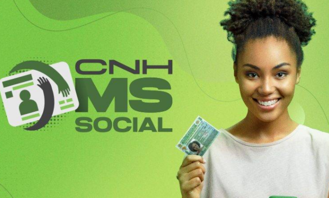 Imagem de uma mulher sorrindo segurando sua CNH MS Social.