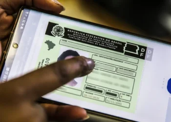 A tela de um smartphone com o aplicativo da Carteira Digital de Trânsito (CDT) exibindo a CNH (Carteira Nacional de Habilitação) digital.