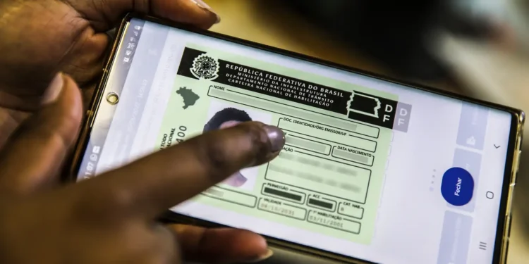 A tela de um smartphone com o aplicativo da Carteira Digital de Trânsito (CDT) exibindo a CNH (Carteira Nacional de Habilitação) digital.