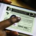 A tela de um smartphone com o aplicativo da Carteira Digital de Trânsito (CDT) exibindo a CNH (Carteira Nacional de Habilitação) digital.