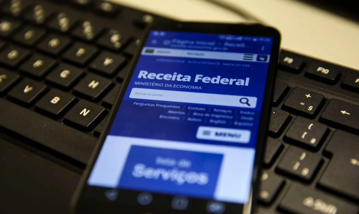 Tela do site da Receita Federal, onde é possível acessar informações sobre como solicitar a isenção de Imposto de Renda para pessoas com deficiência.