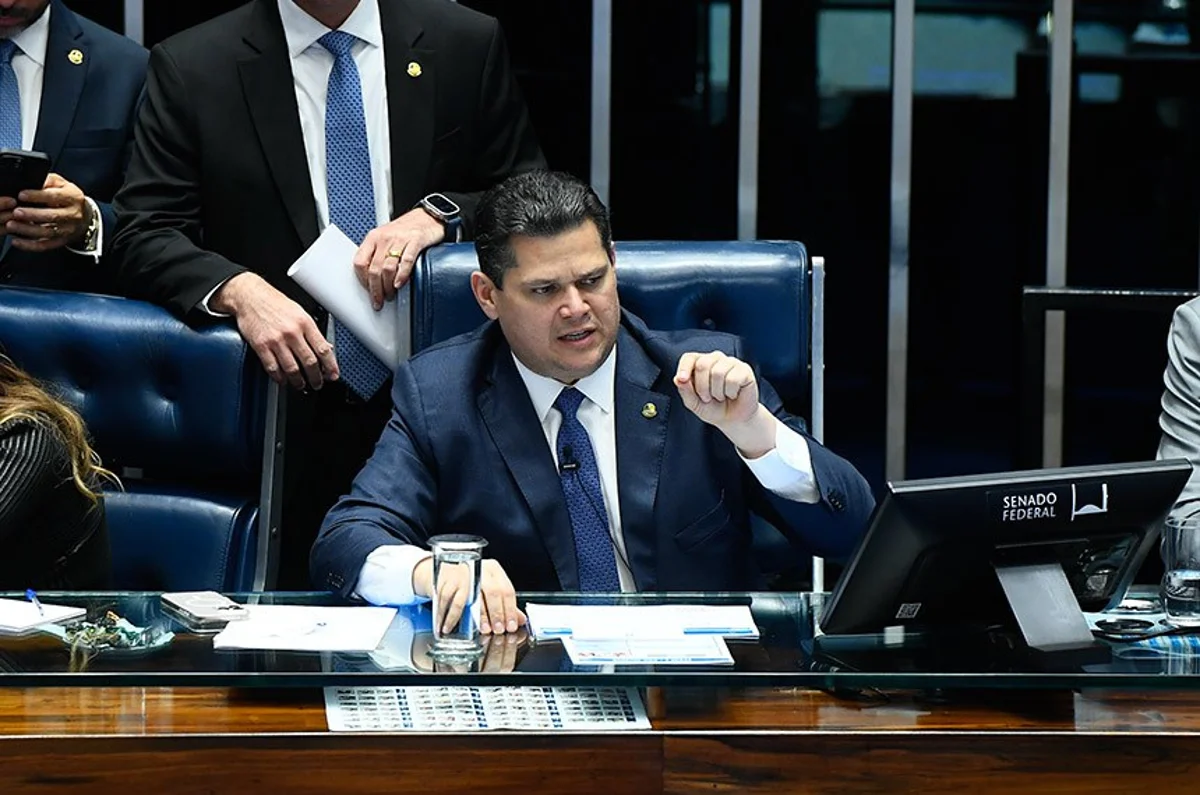 Senador discursando na CPMI do INSS, investigando fraudes no sistema de benefícios.