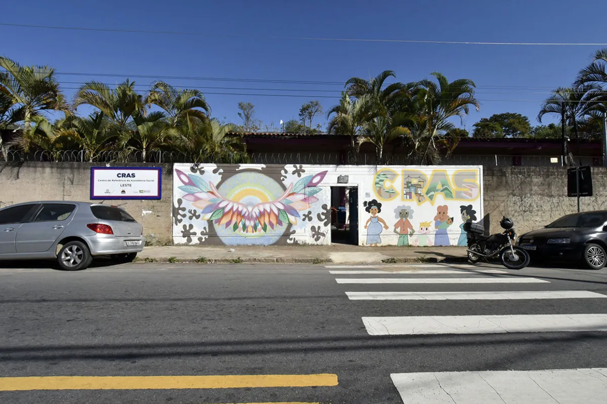 Mural colorido em frente ao CRAS Leste, destacando a arte e as oportunidades oferecidas.