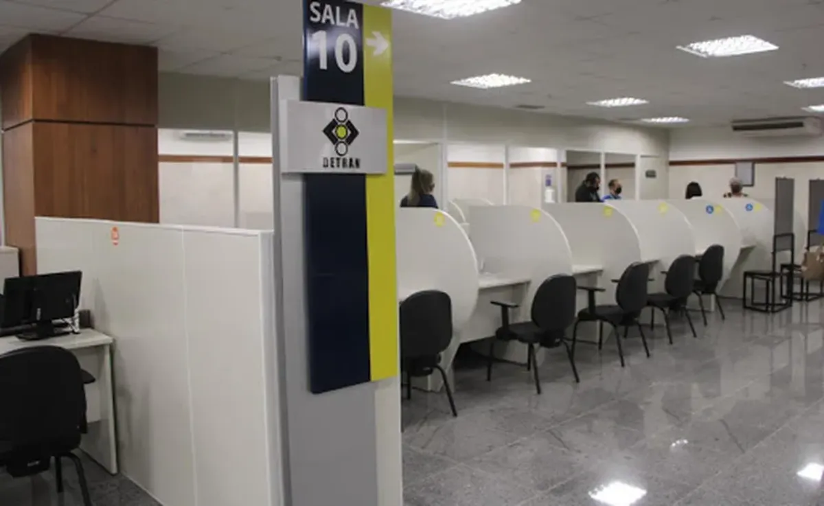 Ambiente interno do Detran com atendimentos em curso
