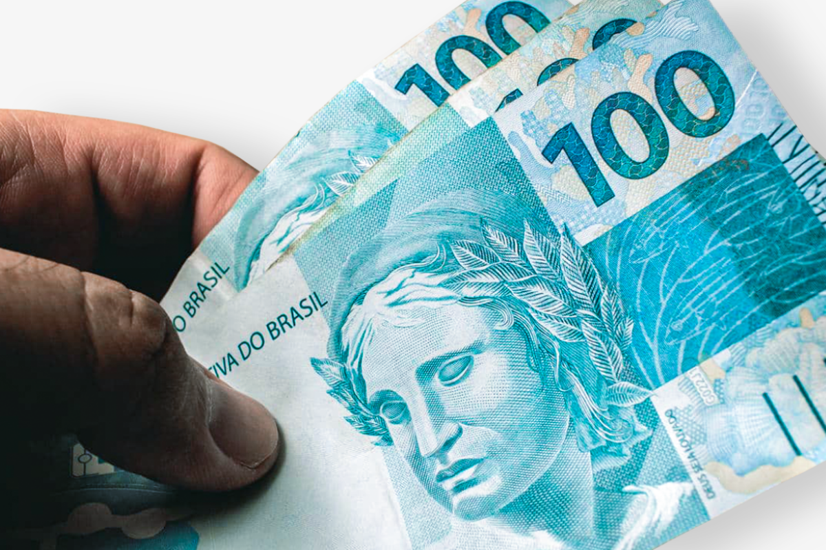 Consignado CLT disponível — transferência pelo aplicativo com notas de 100 reais