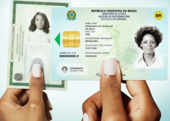 "Imagem comparativa entre o antigo RG e o novo documento de identidade digital com chip.