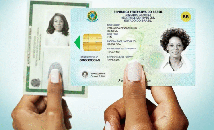 "Imagem comparativa entre o antigo RG e o novo documento de identidade digital com chip.