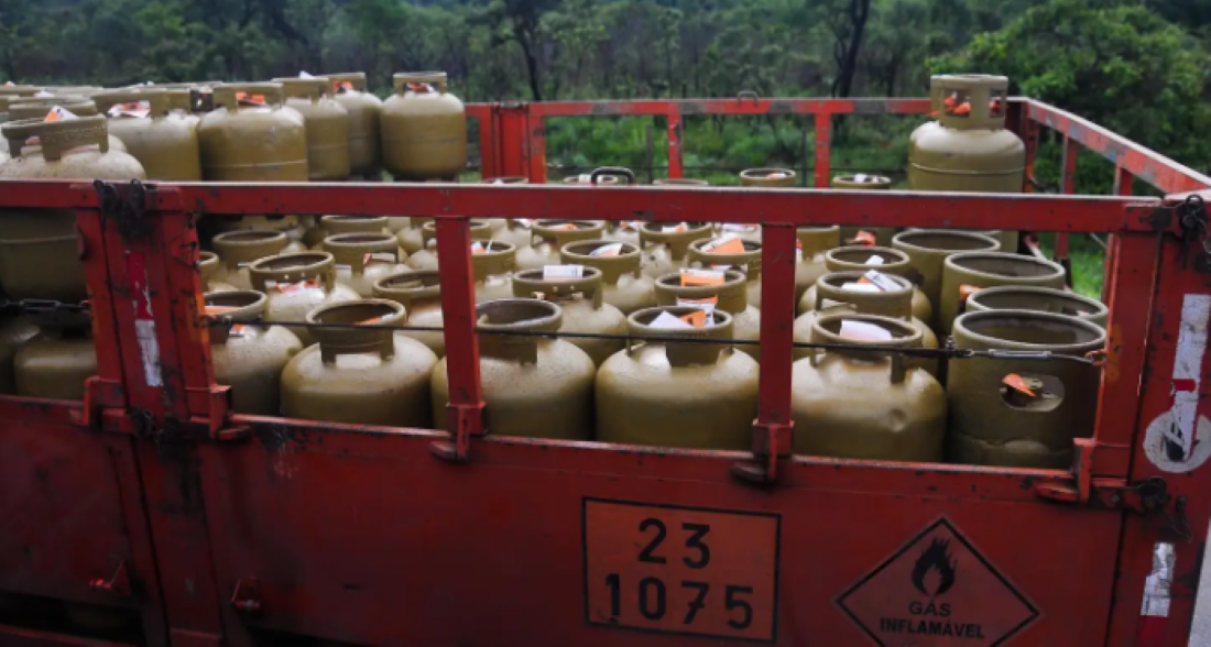 Cilindros de gás no transporte para distribuição do Novo Vale Gás no Brasil.