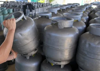 Gás de cozinha em botijões aguardando entrega no programa Gás para Todos.