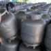 Gás de cozinha em botijões aguardando entrega no programa Gás para Todos.