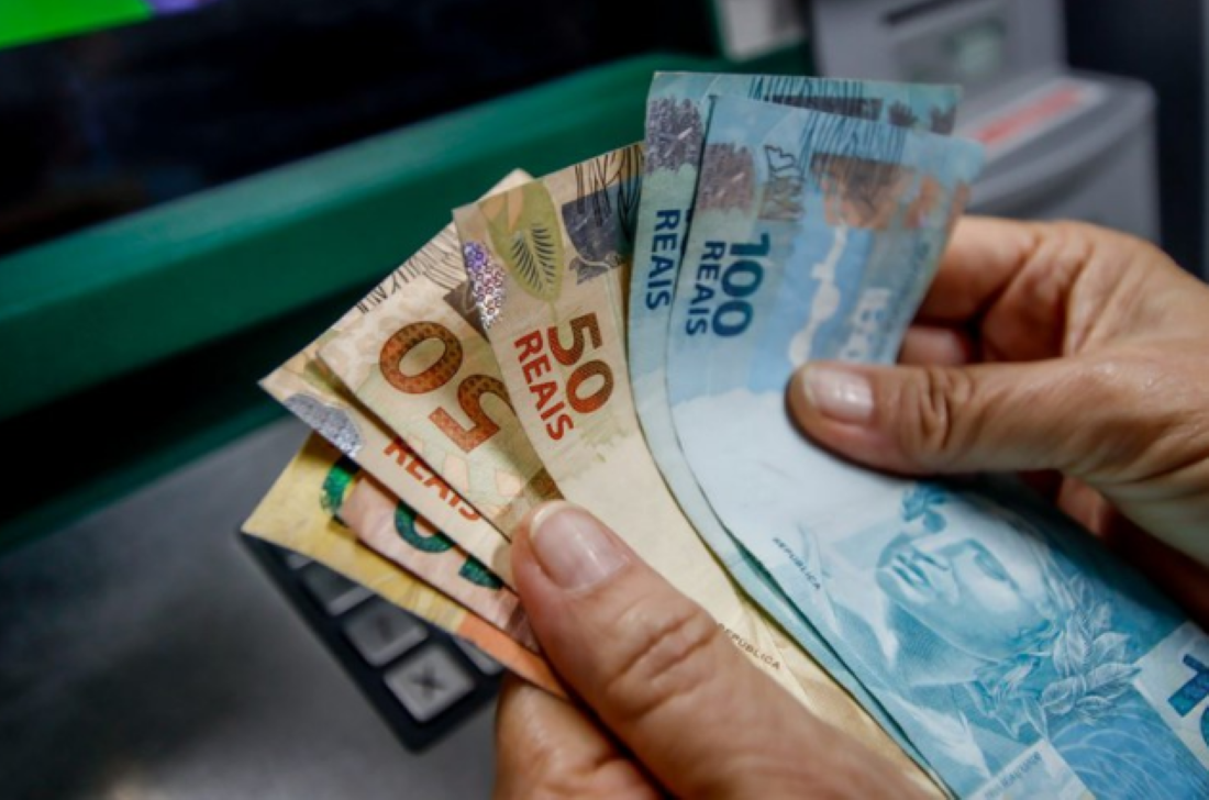 Notas de 100 e 50 reais, representando o tema do comunicado do Bolsa Família para beneficiários com NIS final 6, 7, 8, 9 e 0.