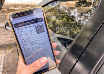 Certificado de Registro de Veículo Eletrônico (CRV) digitalizado em smartphone.