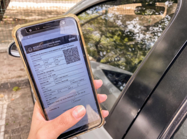 Certificado de Registro de Veículo Eletrônico (CRV) digitalizado em smartphone.