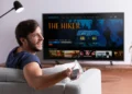 Homem assistindo filme na TV com qualidade 3.0, vislumbrando a nova era de tecnologia