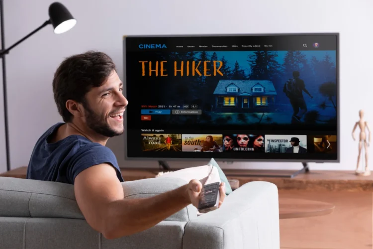 Homem assistindo filme na TV com qualidade 3.0, vislumbrando a nova era de tecnologia