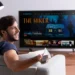 Homem assistindo filme na TV com qualidade 3.0, vislumbrando a nova era de tecnologia
