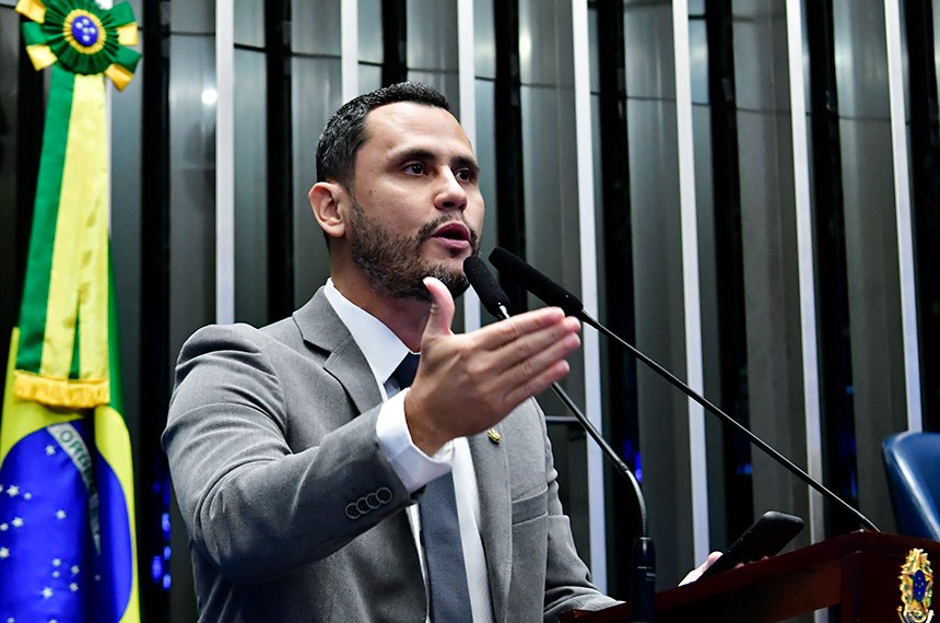 A imagem do senador Cleitinho em um discurso no plenário.