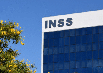 Logo do INSS em prédio de atendimento