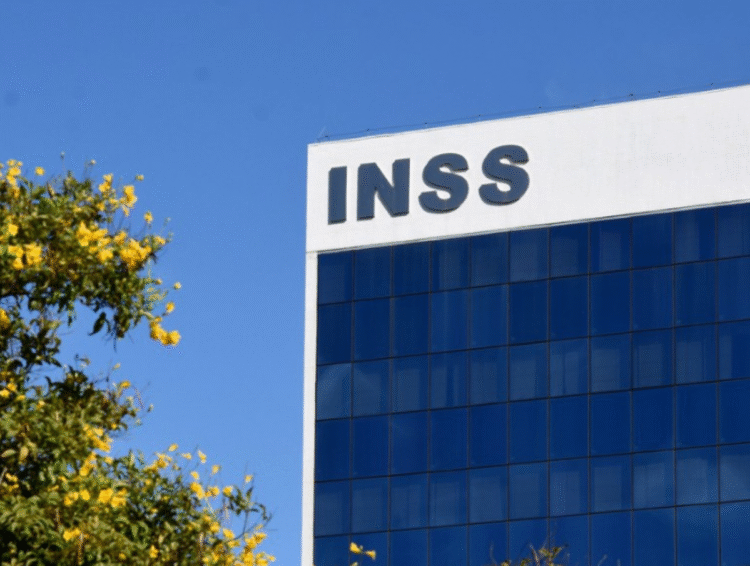 Logo do INSS em prédio de atendimento