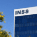 Logo do INSS em prédio de atendimento