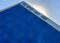 Fachada moderna e imponente do INSS, destacando o edifício com vidro azul e a sigla INSS no topo.
