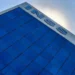 Fachada moderna e imponente do INSS, destacando o edifício com vidro azul e a sigla INSS no topo.
