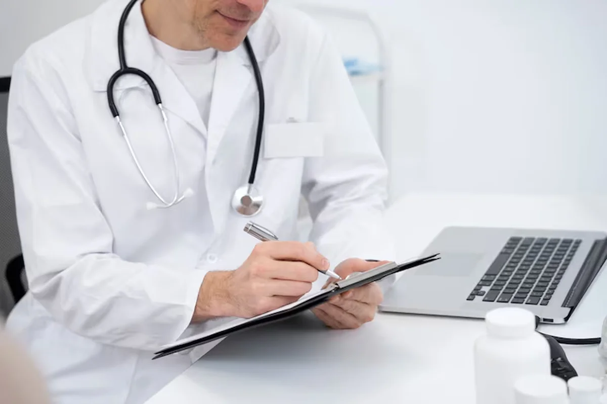 Médico avaliando laudo médico de um paciente, importante para a isenção de IPVA para idosos.