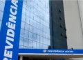 Fachada do Instituto Nacional do Seguro Social em Goiás, com o logo da Previdência Social., focando no mutirão que ocorrerá em Goiás.