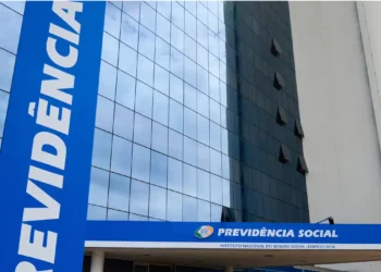 Fachada do Instituto Nacional do Seguro Social em Goiás, com o logo da Previdência Social., focando no mutirão que ocorrerá em Goiás.