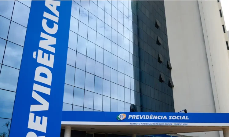 Fachada do Instituto Nacional do Seguro Social em Goiás, com o logo da Previdência Social., focando no mutirão que ocorrerá em Goiás.