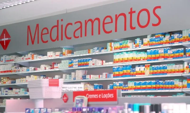 Prateleiras de medicamentos em farmácia descredenciada do Farmácia Popular