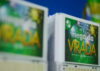 Cartão da Mega da Virada com prêmio bilionário e fogos de artifício