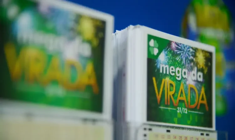 Cartão da Mega da Virada com prêmio bilionário e fogos de artifício