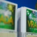 Cartão da Mega da Virada com prêmio bilionário e fogos de artifício