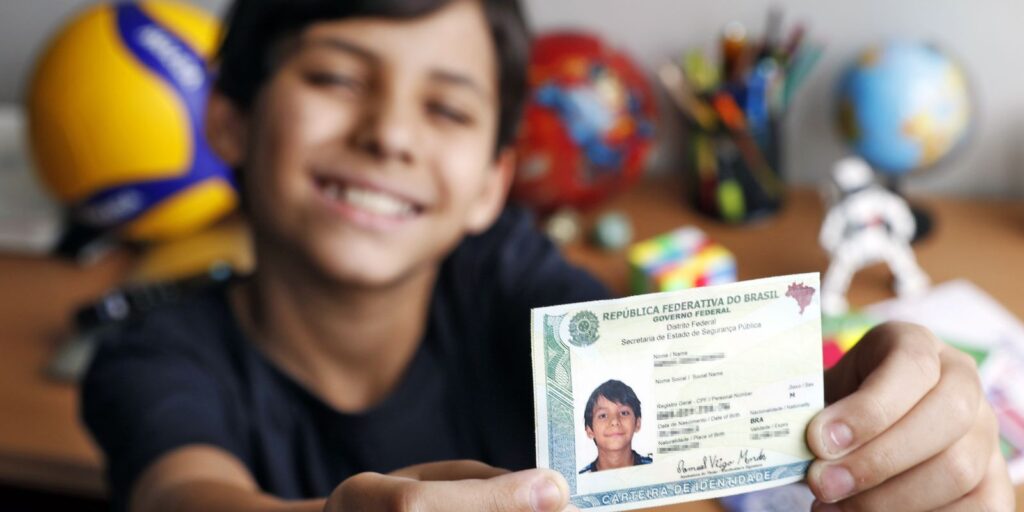 Um grupo de mulheres sorridentes, de várias etnias, segurando papéis e documentos, representando a facilidade de acesso a serviços públicos.