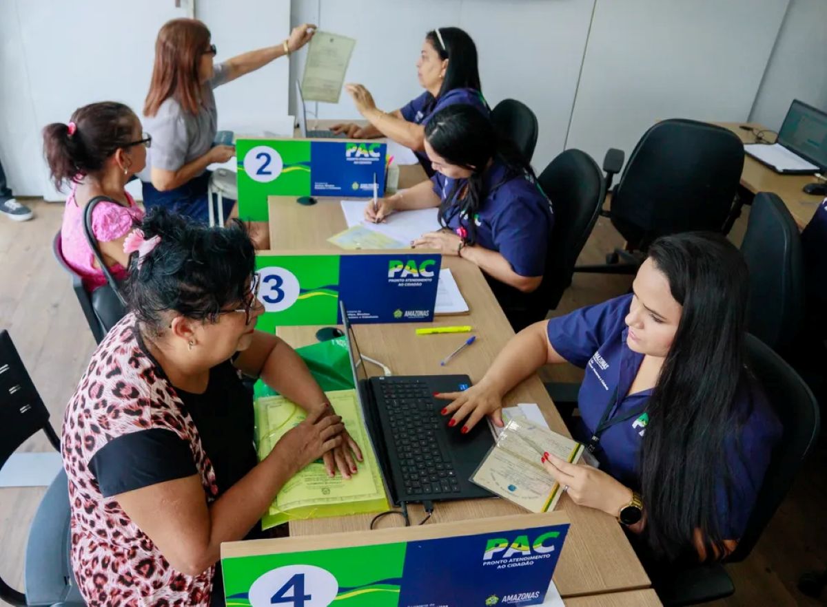 Atendimento ao público durante mutirão de emissão de RG em unidade do PAC em Manaus.