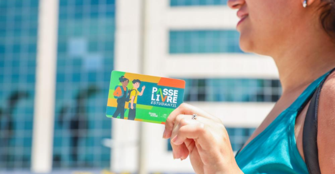 Cartão do Passe Livre Estudantil sendo segurado por uma estudante.